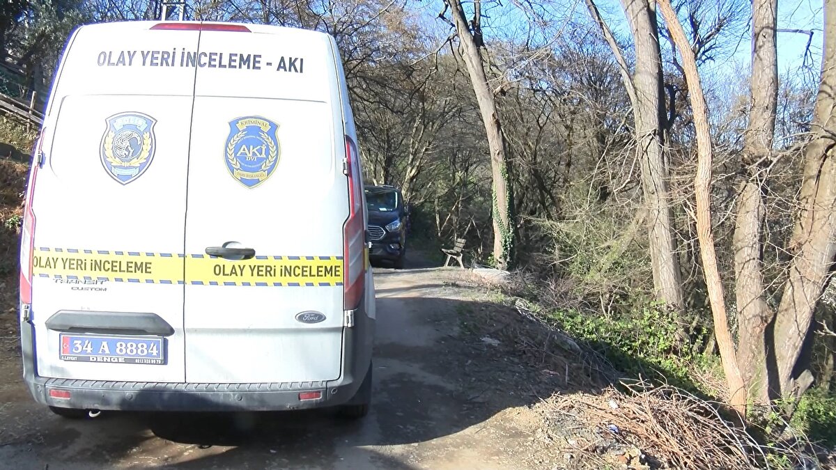 Belgrad Ormanı içinde bulunan kaynaktan su almak için gidenler yol kenarındaki çöp konteynerinin üzerine yazılan 'Ceset aşağıda ceset' notunu gördü.<br>