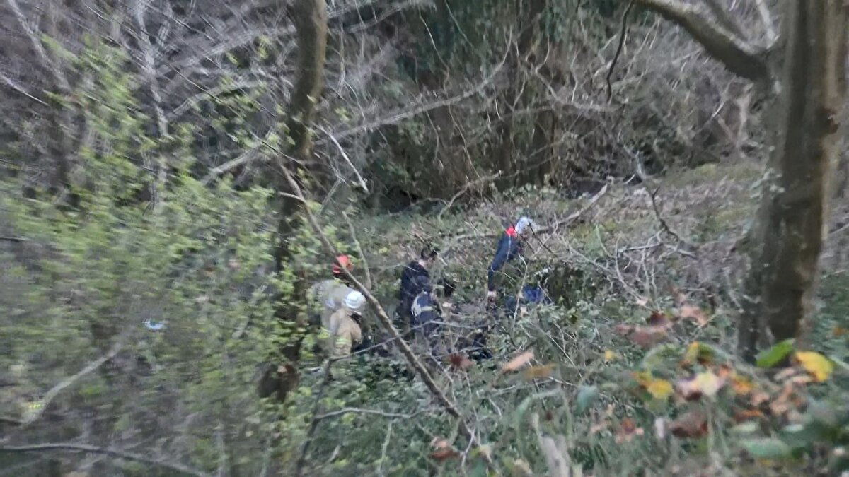 Olay yeri inceleme ekipleri, uçurumdan aşağı atılan ceset üzerinde ve çevresinde inceleme yaptı.