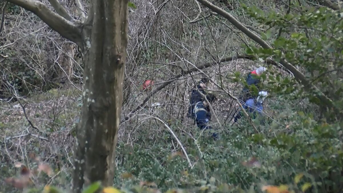 Haber verilmesi üzerine olay yerine polis ekipleri sevk edildi. Polis ormanlık alanda yaptığı aramalarda üzerinde kimliği bulunmayan ve tanınmaz haldeki bir erkeğe ait ceset buldu.