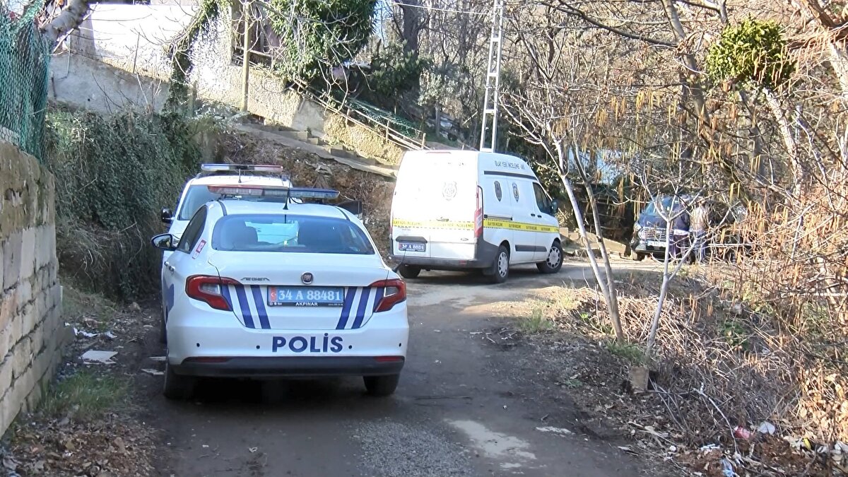 Ormanlık alandaki uçurumdan çıkarılan ceset, kimlik tespiti ve otopsi işlemleri için Adli Tıp Kurumu morguna kaldırıldı.<br>