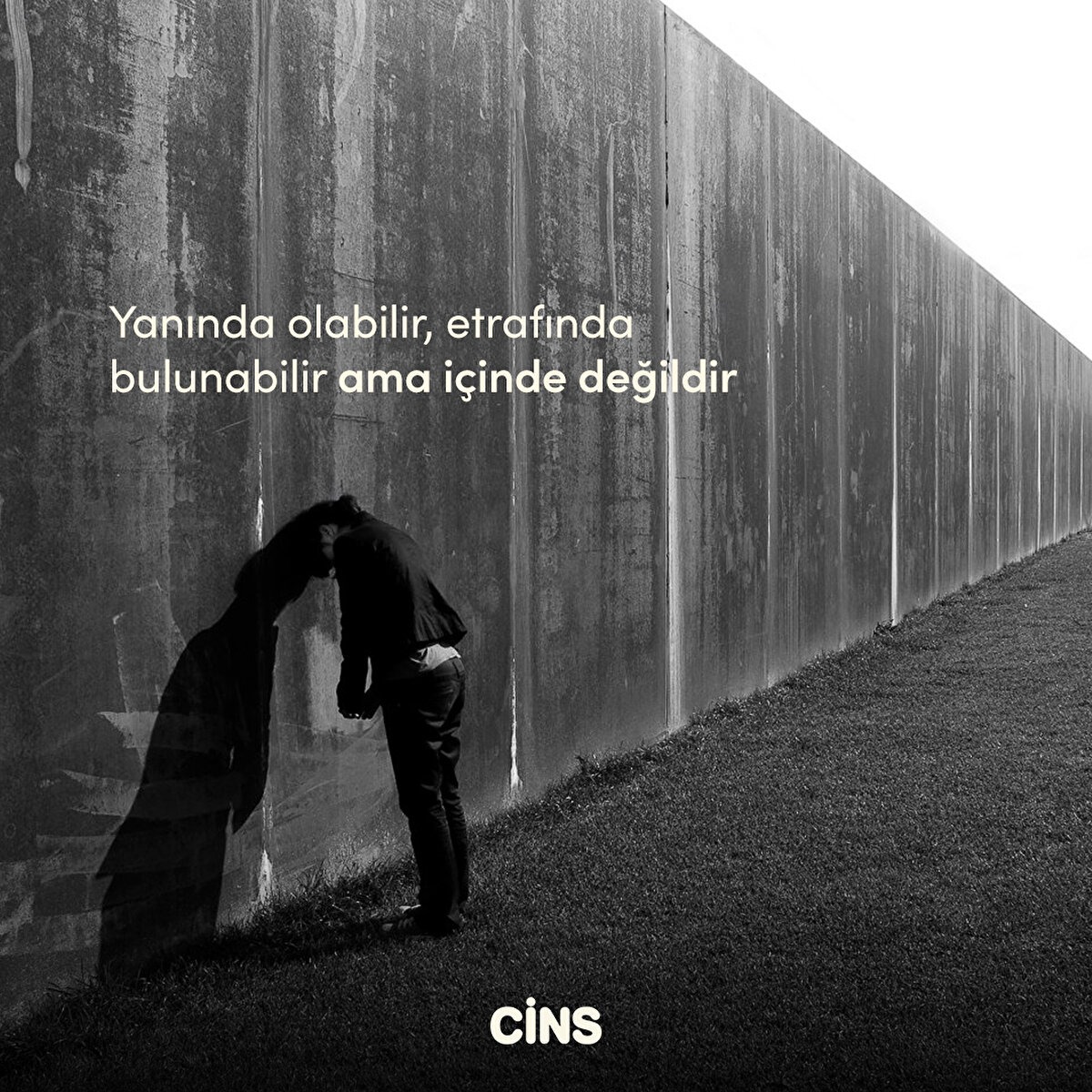 Yanında olabilir, etrafında bulunabilir ama içinde değildir