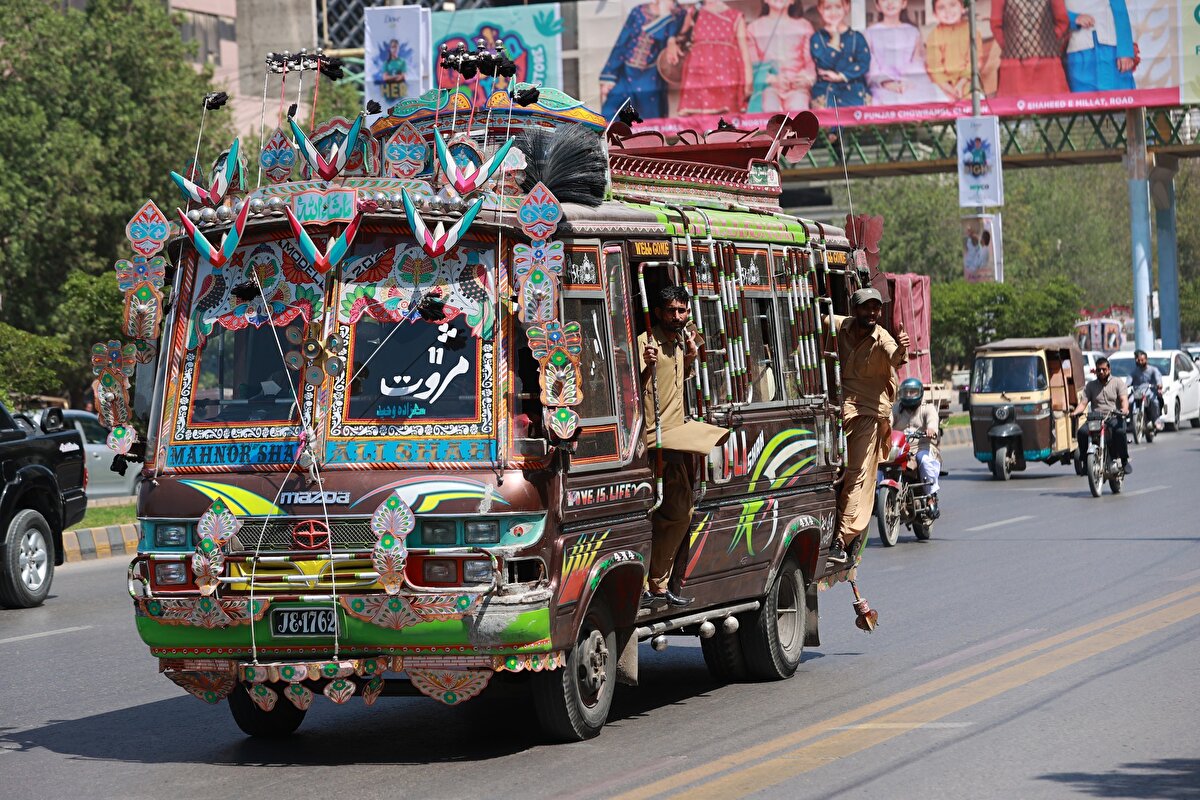 Eski olmalarına rağmen süslemeleri ve üzerine çizilen canlı resimlerle dikkati çeken otobüsler, Pakistan’da halk tarafından da sıklıkla tercih ediliyor.