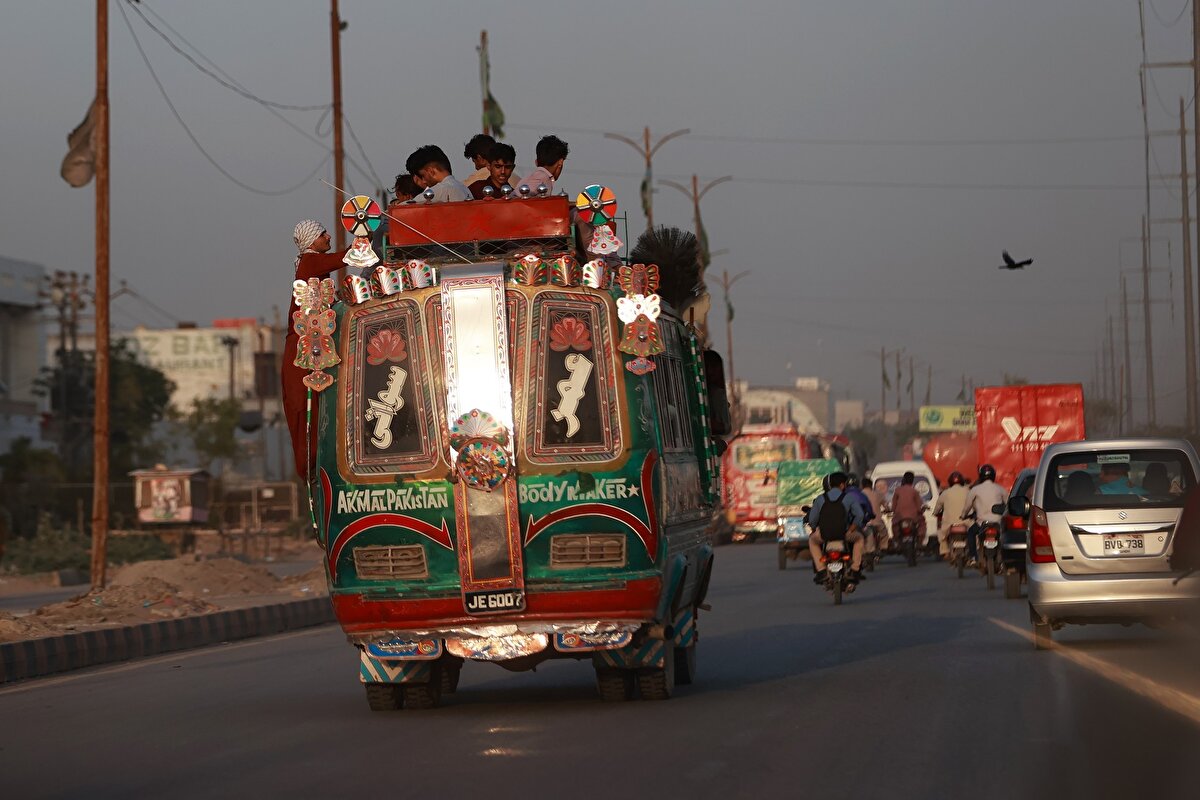 Düşük gelirli Pakistanlılara, klimalı toplu taşıma araçlarına göre daha uygun fiyatla hizmet vermesi dolayısıyla tercih edilen otobüsler, ülkenin yollarını renklendiriyor.