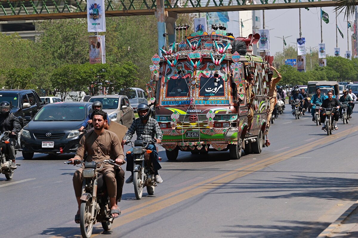 Kapısı olmayan ve muavini dışarı sarkan otobüslerin üstünde de oturma alanları bulunuyor.