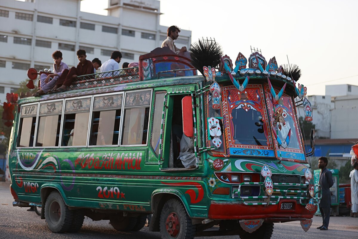 Özellikle işe gidiş ve dönüş saatlerindeki yoğunluk nedeniyle otobüsün içinde yer bulamayan birçok kişi, üstünde seyahat ediyor.