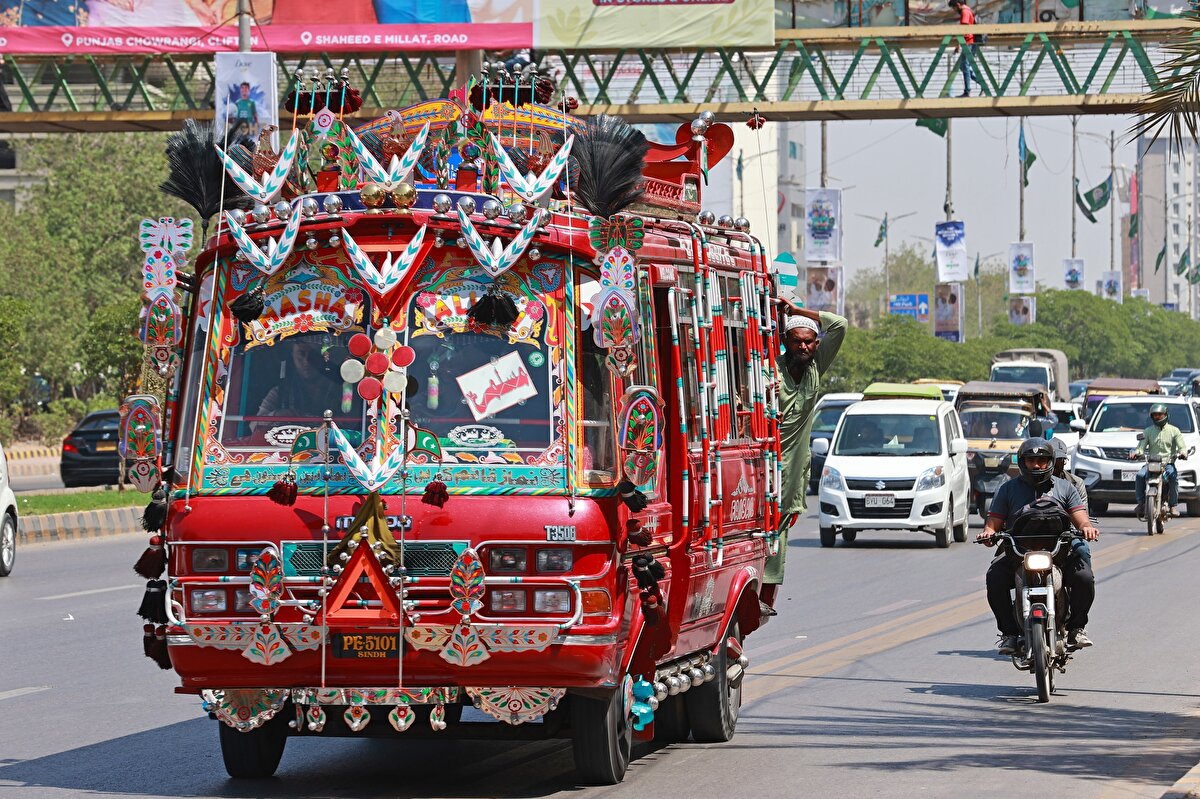 Pakistan'da bir gelenek haline gelen kamyon ve otobüs boyama sanatı, usta zanaatkarların bunu mesleğe dönüştürmesi sayesinde günümüze kadar yaygın olarak uygulanmaya devam ediyor.