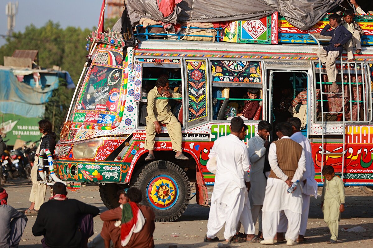 Klimalı toplu taşıma araçlarının ücreti daha pahalı olduğunu yoğun talep bulan renkli otobüslerin, fiyatları 30 Pakistan rupisinden 100 rupiye kadar mesafelere göre değişiyor.