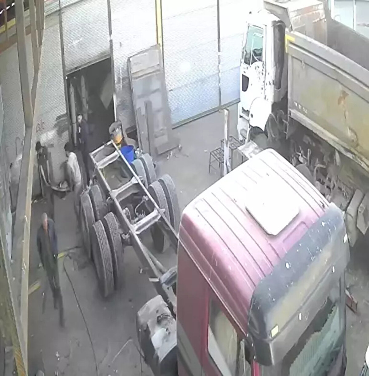 Çevrede yaptığı araştırmada 1 milyon 300 bin TL değerindeki kamyonuna ulaşamayan Sarıbaş, polise haber verdi. O bölge ve çevre yolundaki güvenlik ve mobese kameralarında yapılan incelemede kamyonun Adana'ya götürüldüğü saptandı.