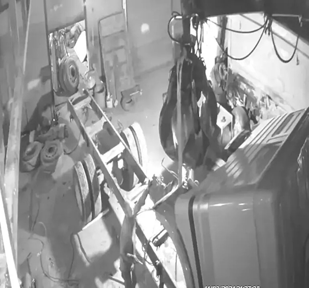 Biz bunu duyduktan sonra Adana'ya doğru hareket ettik. Oraya gittiğimizde en son görülen noktadan başlayıp, gidiş güzergahlarındaki güvenlik kamera kayıtlarını inceledik. Kamera kayıtlarını incelememiz sonucu kamyonun sanayi sitesine giriş yaptığını bulduk. Sanayide gezerken tesadüfen, kamyonun kasasını gördük. Kasasını gördükten sonra bizim olduğumuza kanaat getirdik ve iş yerine gittik. Ama aracın kendisi yoktu, kasa kısmı vardı. Polis ekiplerine haber verdik. Polis ekiplerinin yaptığı sorgudan sonra aracın kasasını araçtan ayırdıklarını ve aracı parçaladıklarını öğrendik.