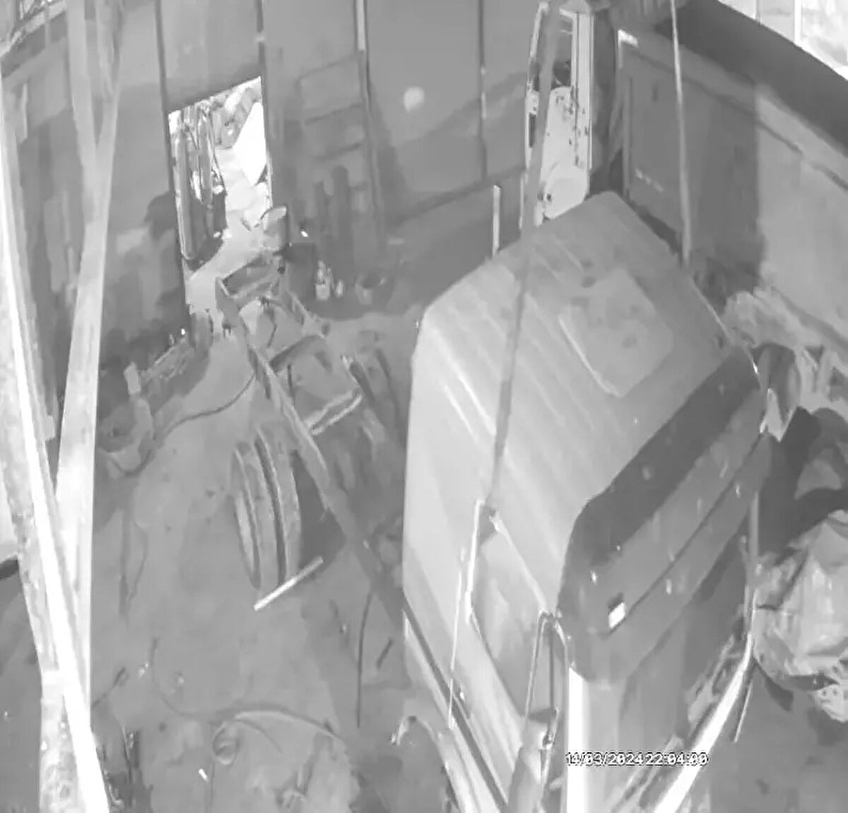 Yaşanan süreci anlatan Mustafa Sarıbaş, şöyle konuştu:<br><br>"Aracımızı buğday pazarının orada bulunan Ticaret Borsası’nın önüne park ettik. Cuma günü aracımızla işimiz olunca tekrar geldik ki, yerinde yok. Sağa sola baktık acaba eş, dost götürdü mü diye? Aradık ancak bulamadık ve polis ekiplerine bildirdik. Polis ekiplerinin yaptığı çalışmada araç, park ettiğimiz gün gece saatlerinde çalınıyor ve Adana'ya götürülüyor.