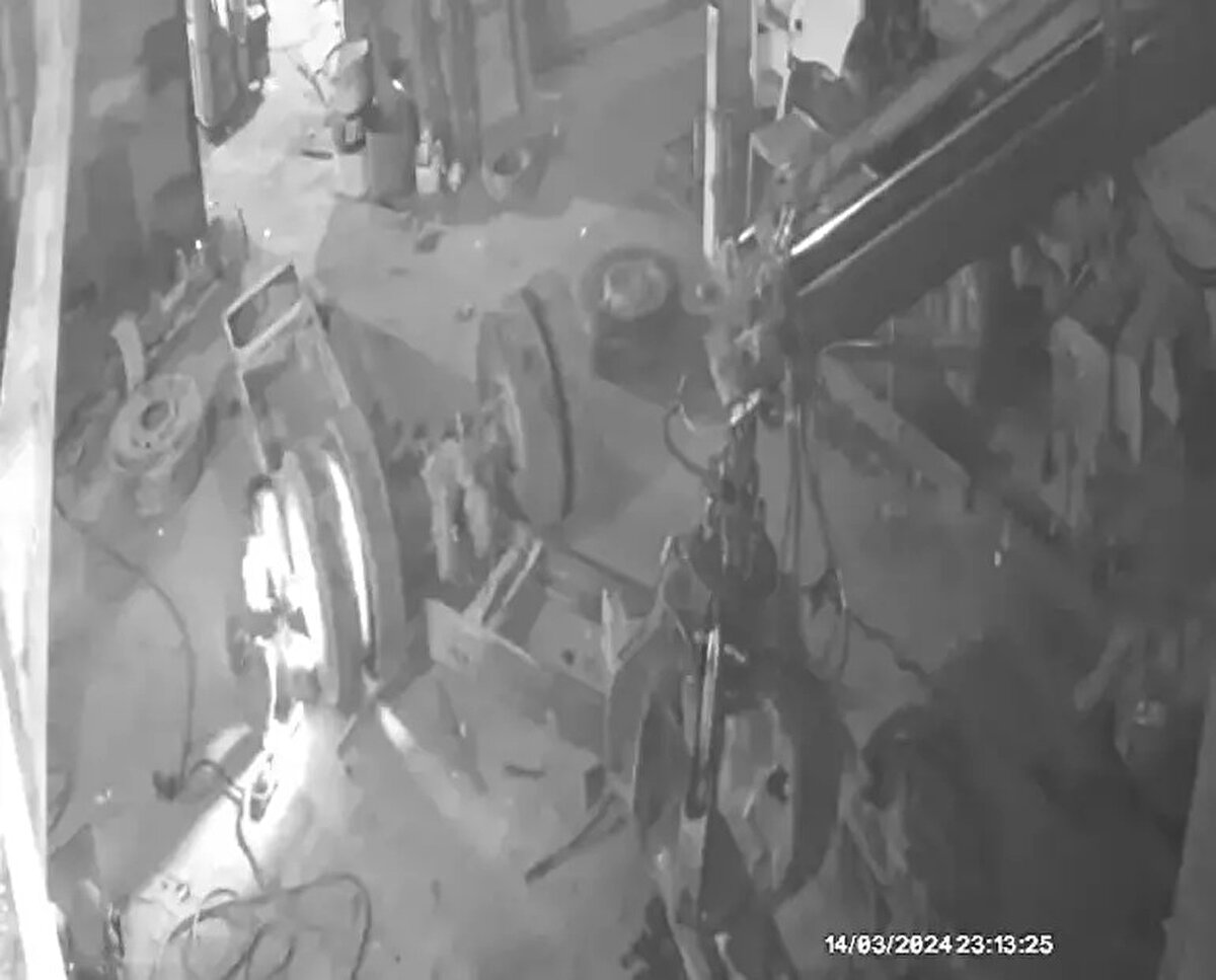 Bizim bulduğumuz parçalar kamyonun kasası, motor bölümü, tekerlekler; bulunamayan parçalar ise kamyonun yürüyen parçaları. Kamyonun kabinin şasesi, dingilleri yok. Kamyonun yarısı var, yarısı yok. Kaç saat kamera kaydı izledim bilmiyorum; ama en az 40 tane kamera kaydı izledik.”