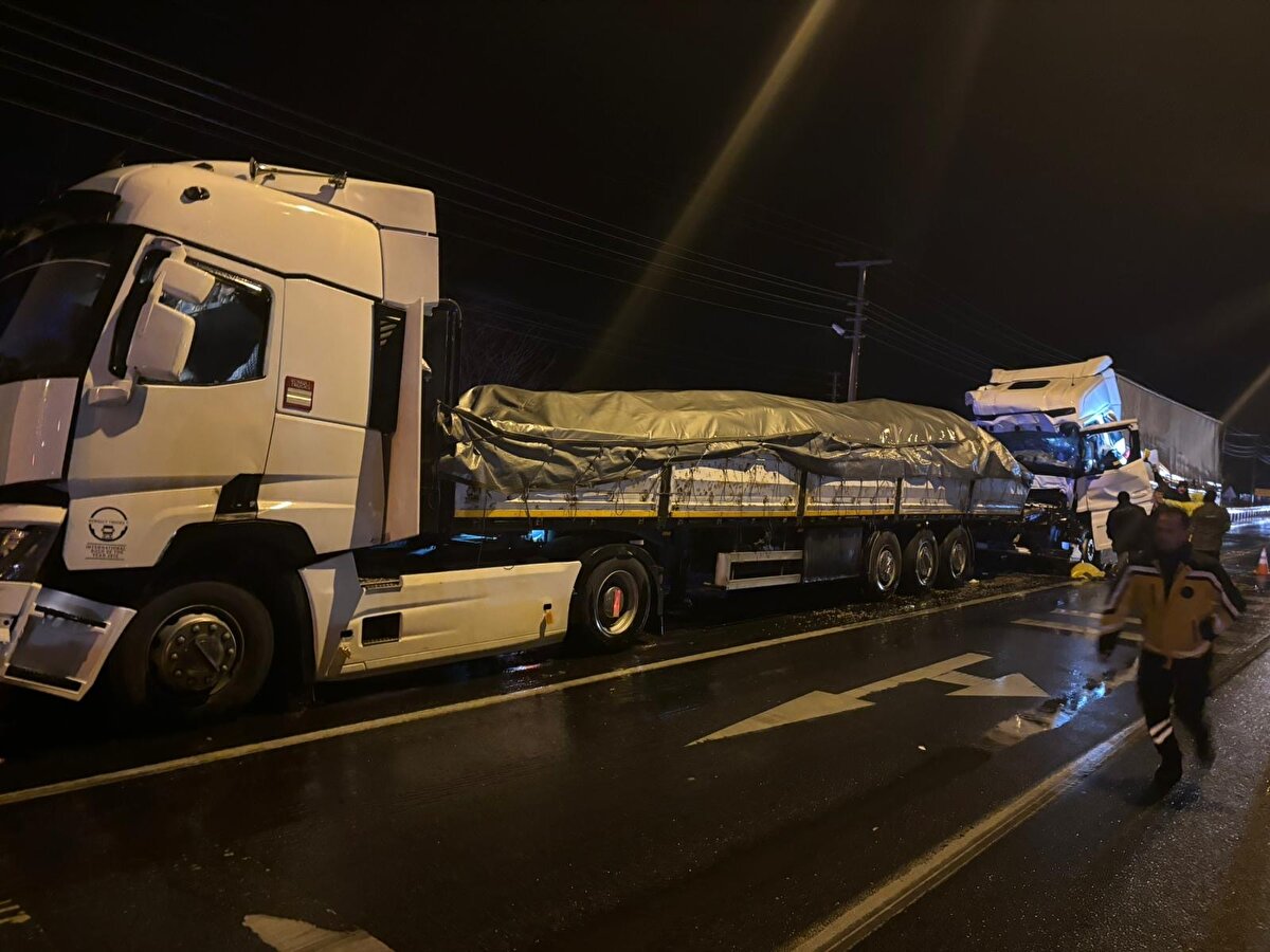 Ardından Semih Çapraz idaresindeki tır, Karapınar idaresindeki tıra, Nedim Kılıç yönetimindeki tır da önünde seyreden Çapraz'ın kullandığı tıra çarptı.