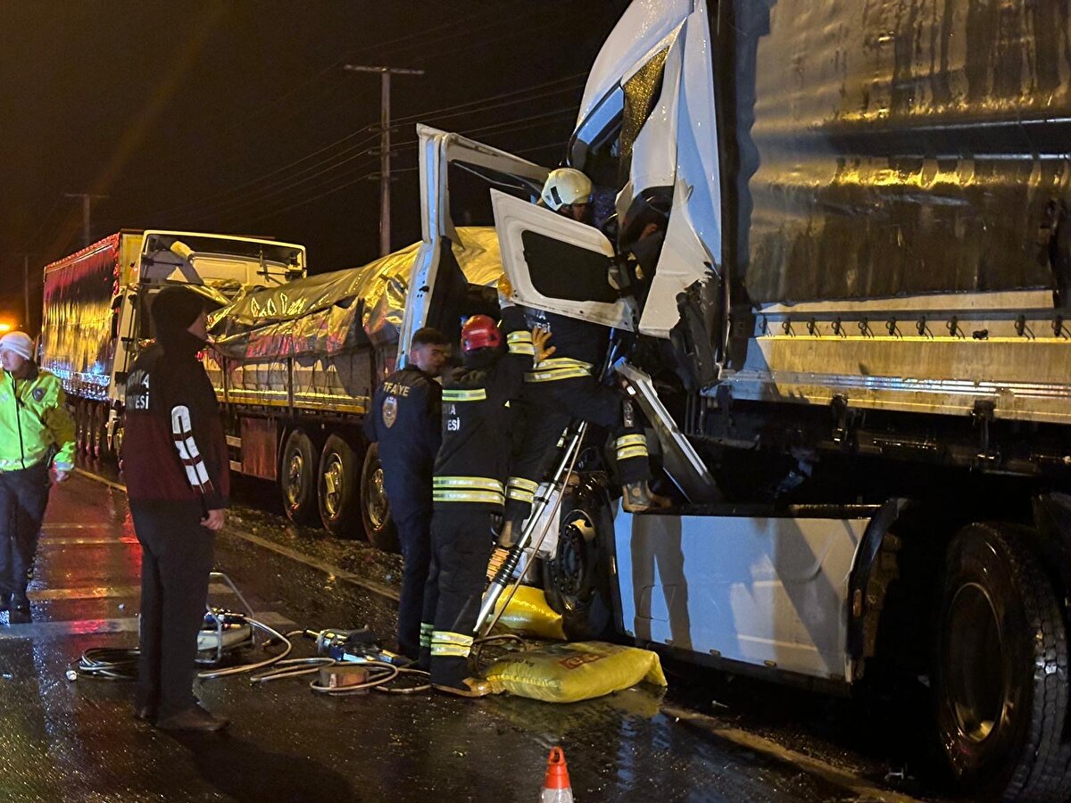 Kazada sürücü Nedim Kılıç, tırın kabininde sıkışarak olay yerinde hayatını kaybetti.