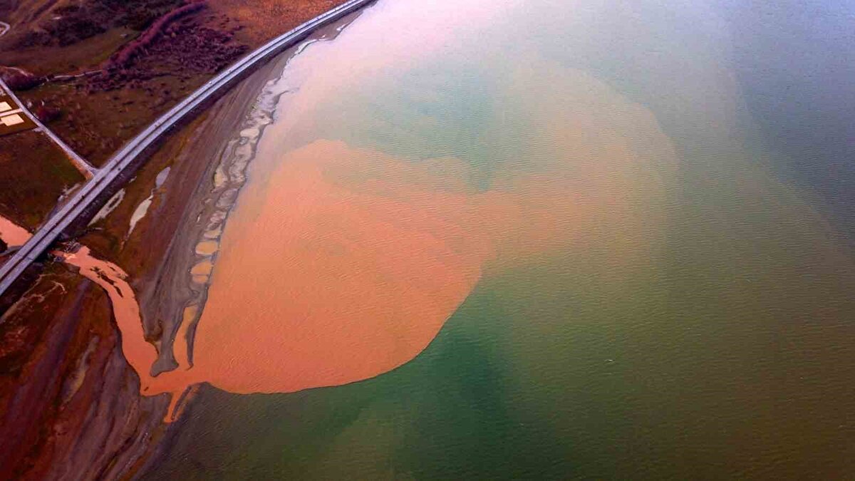 İlçenin Ahlat-Tatvan yolu üzerindeki 10 kilometrelik hattan dökülen sel suları sonrası Van Gölü kahverengiye boyanırken ortaya çıkan görüntü ise havadan görüntülendi.