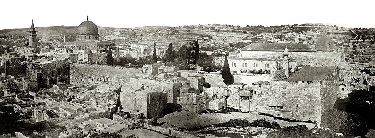 Bugün, Ağlama Duvarı’nın çevresinde yarım asır önce orada bulunan mahalleyi tanıtan bir tabela yok. 