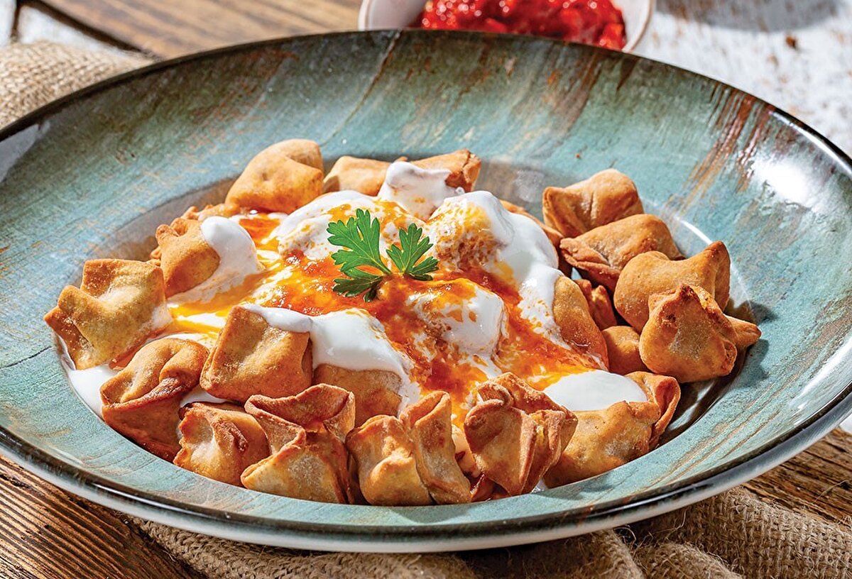 Hamurun içine tatlı veya tuzlu malzemeler konularak yapılan mantı türleri tüm dünyada çok seviliyor. Pek çok ülkenin mantı yorumu ise farklı. Hamurun içine konan yiyecekler, hamurun kapatılma şekli veya mantı pişirilirken kullanılan teknikler ülkeden ülkeye farklılık gösteriyor.