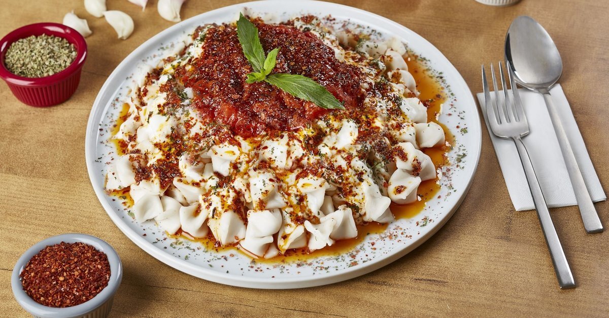 Mantının Orta Asya'ya yayılan ününden bahseden CNN, mantının yoğurt ve pul biberle hazırlanan tereyağ ile servis edildiğine dikkat çekti.<br><br>İşte listeye giren mantı türleri...