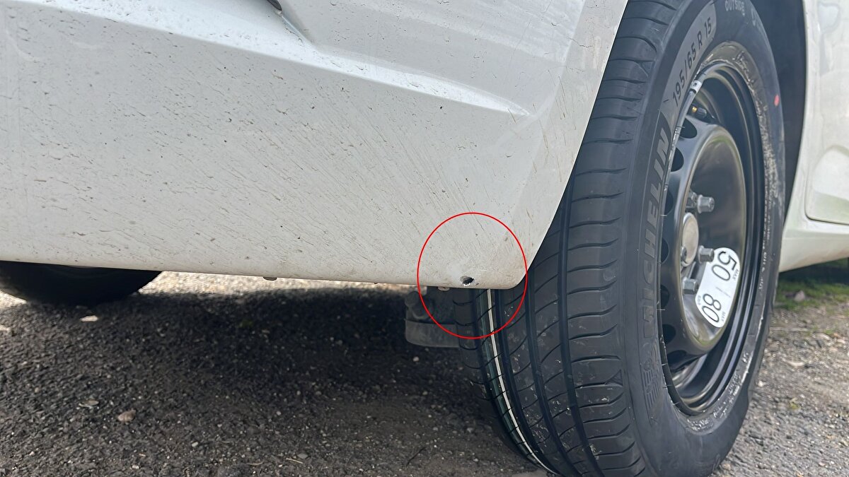 Kavga sırasında bölgeye sevk edilen ambulanslardan 2'si atılan taşlar nedeniyle hasar gördü.