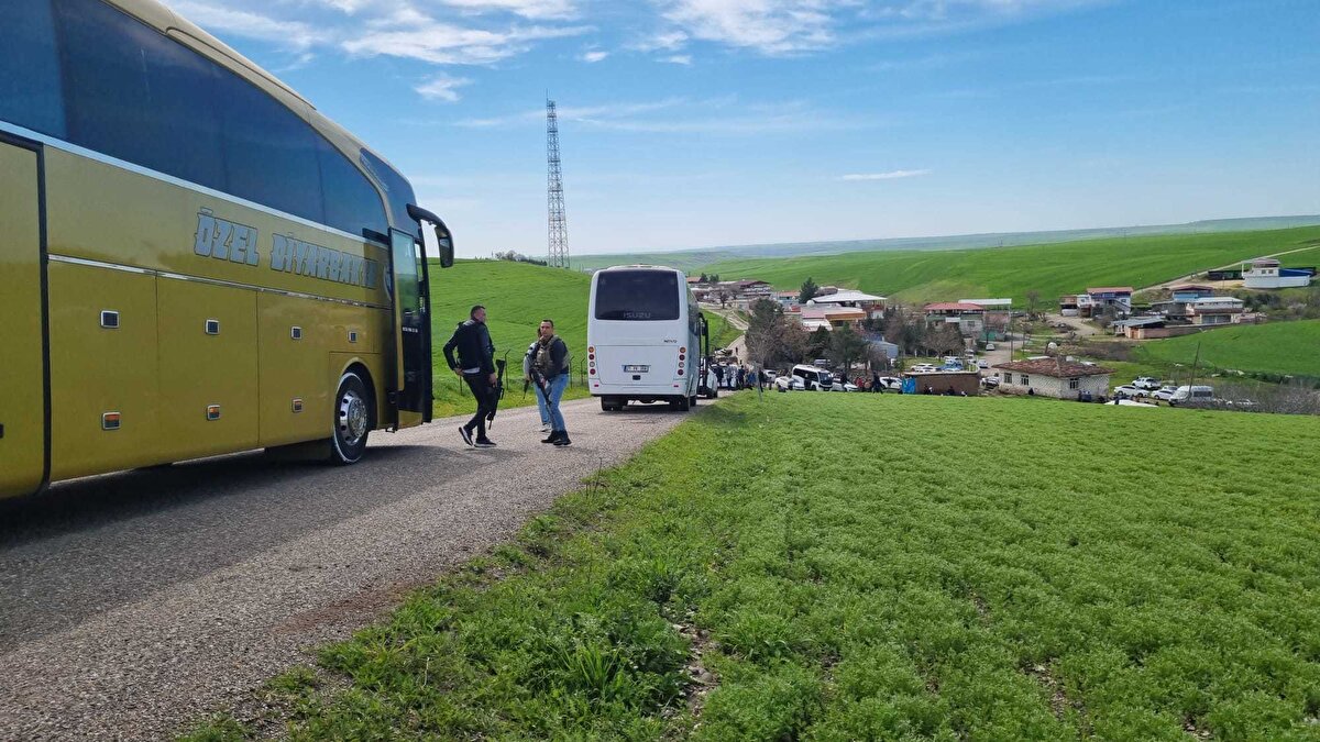 Jandarma ekiplerinin mahalledeki güvenlik önlemi sürüyor.