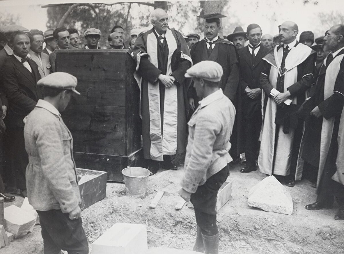67 kelimeden oluşan mektubuyla Yahudi ulusunu anavatanları olduğunu iddia ettikleri yere dönmeye teşvik eden Balfour, zeminini hazırladığı yolda,
