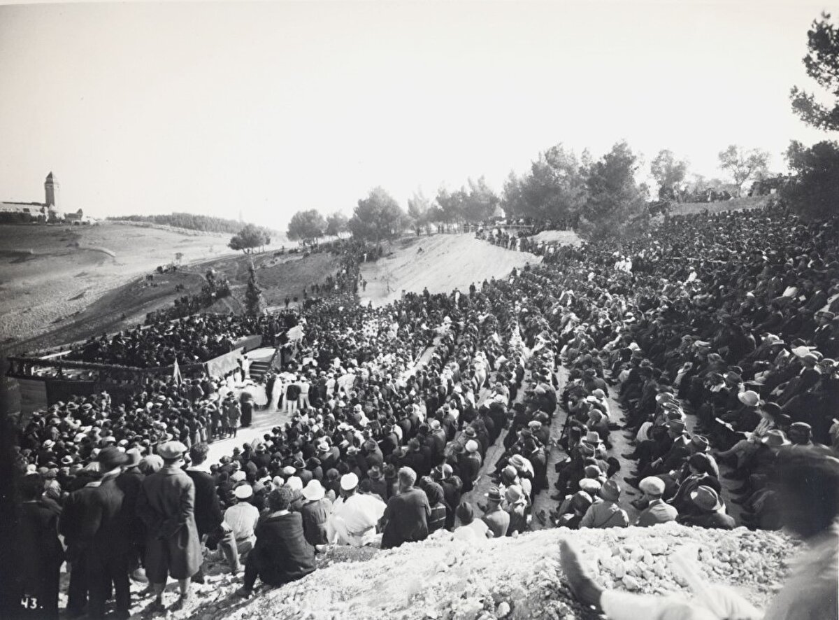 1918’de yapımına başlanan Kudüs İbrani Üniversitesi, 1 Nisan 1925'te yerli ve yabancı katılımcılar eşliğinde resmen açıldı.