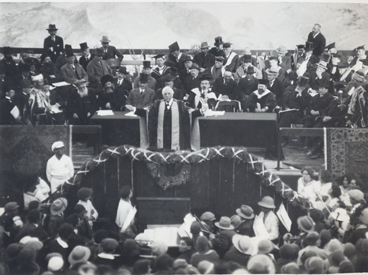 Kudüs İbrani Üniversitesi’nin açılış töreninde bir de açılış konuşma yapmıştı.