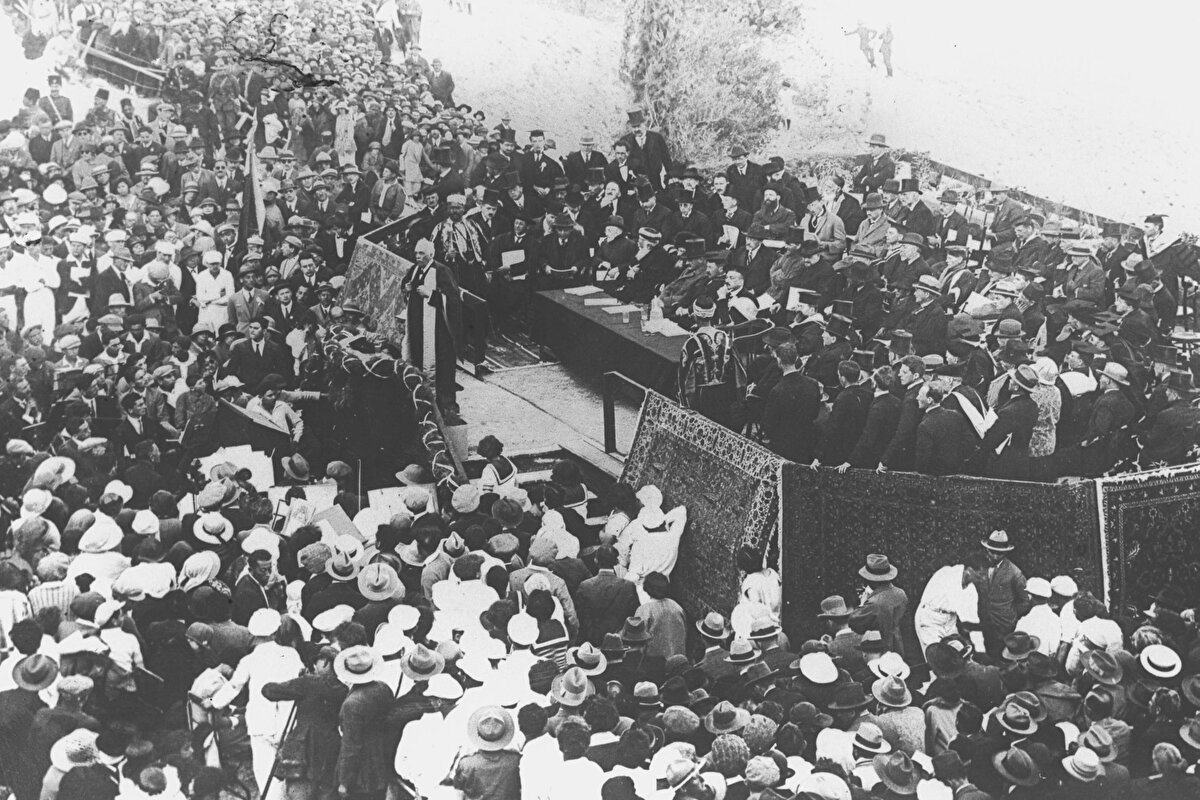 Törenin onur konuklarından en meşhuru, 1917'de İngiltere Dışişleri Bakanı sıfatıyla kaleme aldığı ünlü deklarasyonla Filistin topraklarını Yahudilere “vaat eden” Arthur James Balfour’du.