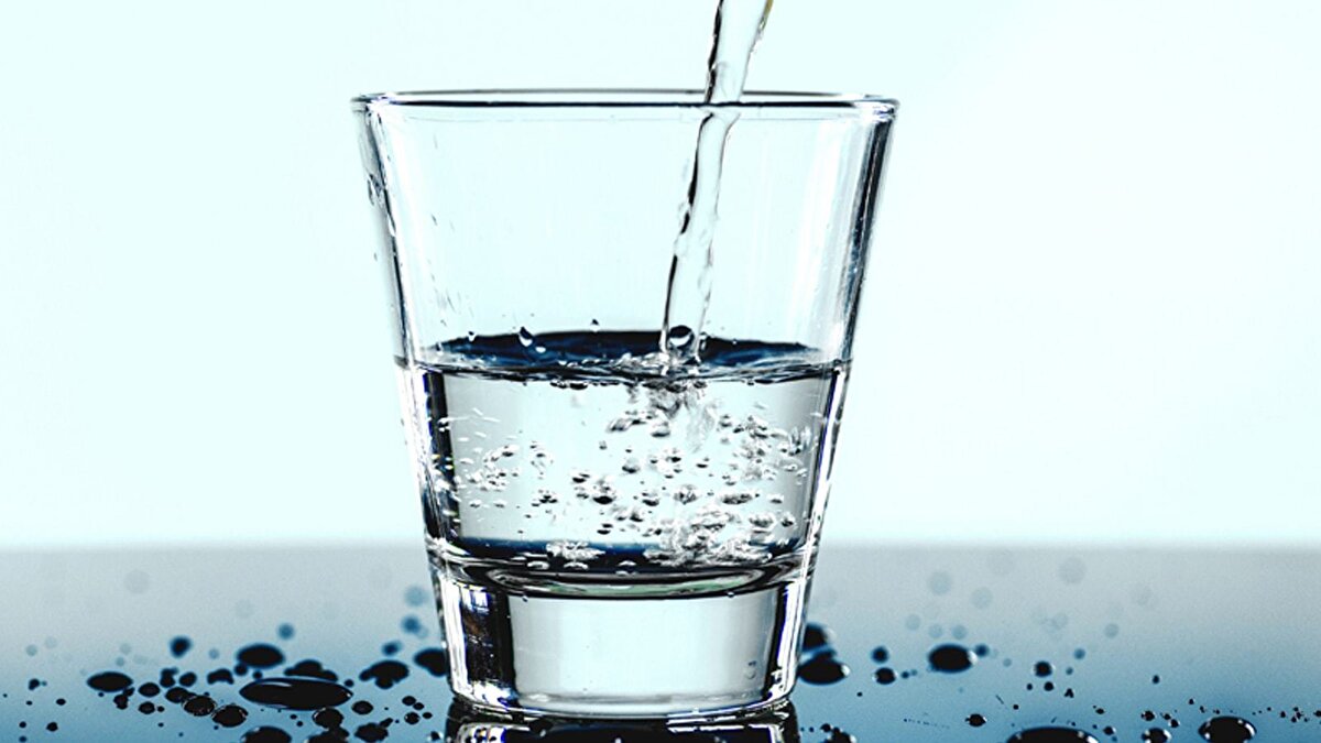 Osman Müftüoğlu, "Zencefil, yalnızca migren ağrıları, baş ağrısı veya yorgunluğu iyileştirmiyor. Aynı zamanda metabolizmayı hızlandırıyor ve kilo kontrolüne yardımcı oluyor. Limonla karıştırılırsa çok daha sağlıklı" diye konuşarak suyu zenginleştirebileceğiniz besinler hakkında çeşitli tavsiyelerde bulundu.