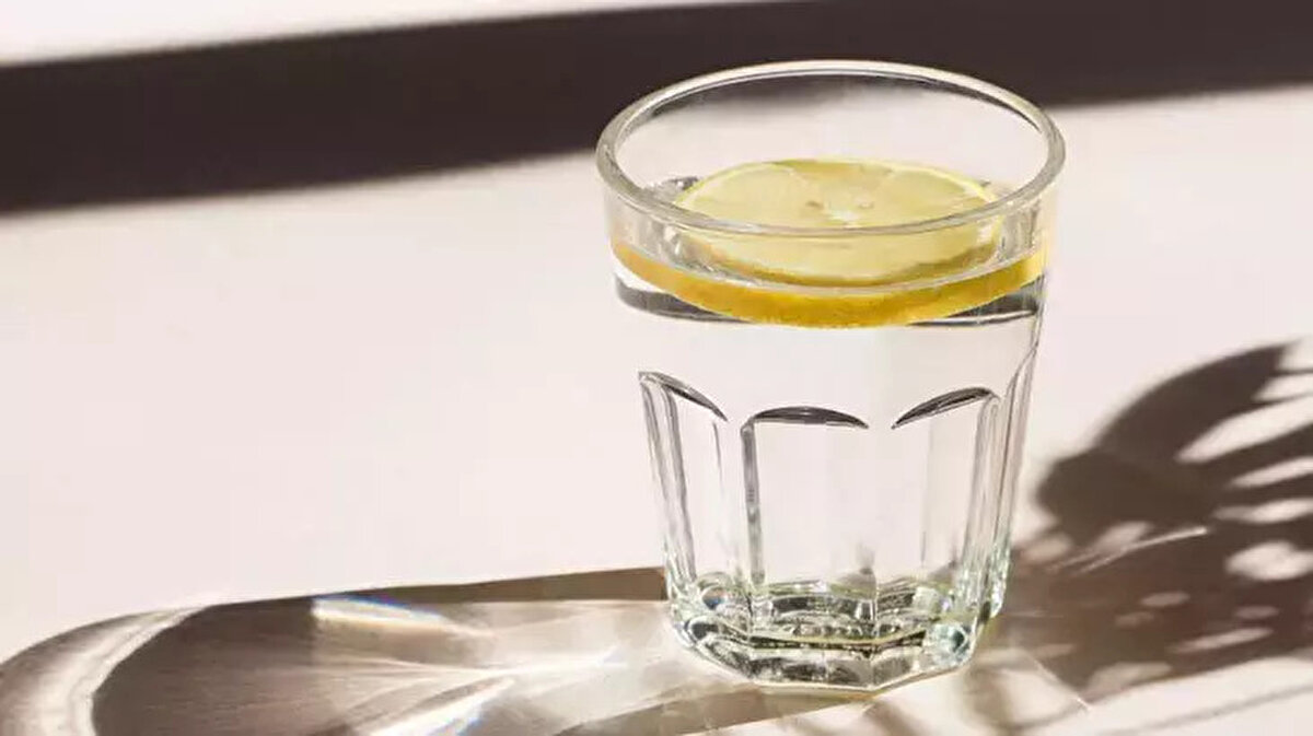 İçerisinde bulunan mineral, antioksidan ve vitamin zenginlikleri her suyu farklı bir hâle getirebilir. Osman Müftüoğlu bu nedenle tüketilen suyun sık sık zenginleştirilmesi gerektiğini vurguluyor. Suyu saf bir şekilde tüketmek yerine içine doğal vitamin ve mineral kaynakları ekleyebilirsiniz.