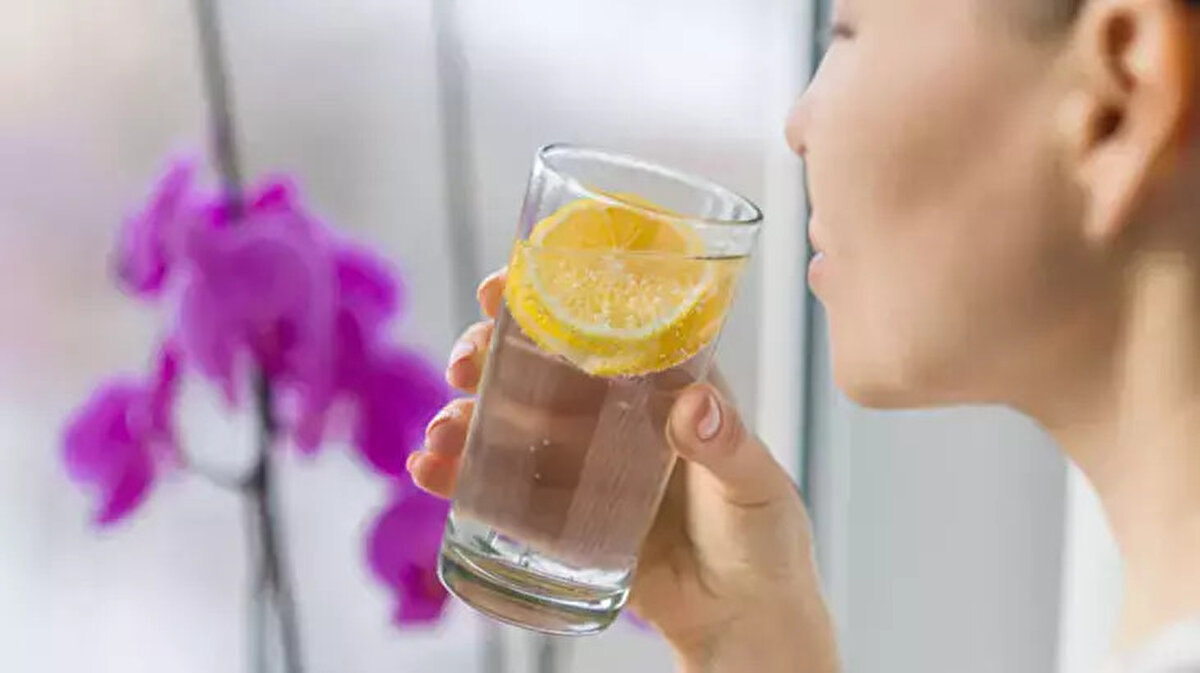 Müftüoğlu'nun açıklamasına göre idrar rengi ne kadar koyu olursa ve miktarı azalmaya başladıysa su ihtiyacımız da o kadar fazla oluyor. İdrar rengi, su rengine yaklaştıkça ise vücudun su dengesi normalleşiyor. Müftüoğlu, "Vücudun su ihtiyacını belirleyen en temel işaret, su içme isteğidir. Ancak içtiğimiz suyun kalitesi, miktarı kadar önemlidir" diye ekliyor.