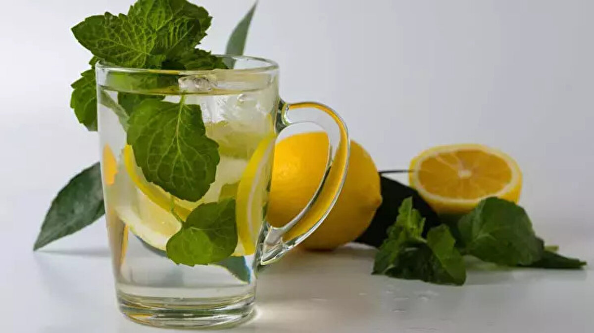 İçtiğiniz suyu zenginleştirmek için içerisine evde bulunan sağlıklı malzemeleri ekleyebilirsiniz. Özellikel limonlu su tüketimi vücudunuz için faydalı olacaktır. Osman Müftüoğlu aralıklı zamanlarda magnezyum takviyesi veya birkaç adet safran eklenmesi gerektiğini belirtiyor. Bu takviyeler vücudu dinç tutar, iyileştirir, susuzluğu giderir ve gün içerisinde daha enerjik hissetmenizi sağlar.