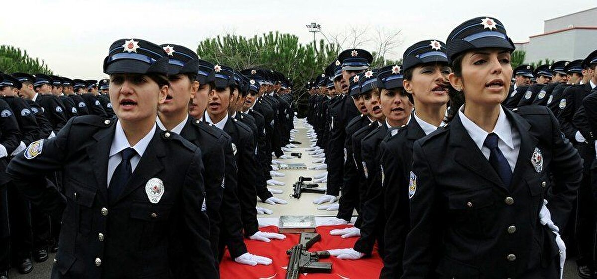 POMEM adayları nasıl seçilecek?<br><br>Polis Meslek Eğitim Merkezleri Giriş Yönetmeliğinde yer alan “Ön başvurusu alınan erkek ve kadın adaylar ayrı ayrı olmak üzere en yüksek puandan en düşük puana doğru sıralanır ve o dönem için alınacak erkek ve kadın öğrenci kontenjanının on katına kadar aday şahsen müracaatta bulunmak üzere çağrılır. Şehit ve vazife malulü eş veya çocukları için bu hüküm uygulanmaz.” hükmü amirdir.<br><br>Şehit ve vazife malulü eş veya çocukları bu hükme istinaden ön başvurularını yaparken sınav ücreti ödemeyecek olup; 31. Dönem POMEM Giriş Sınavı aşamalarına katılmaya hak kazanan adaylar için başvuru ücret ve hesap bilgileri Polis Akademisi Başkanlığının resmi internet sitesi (www.pa.edu.tr) adresinden duyurulacaktır.