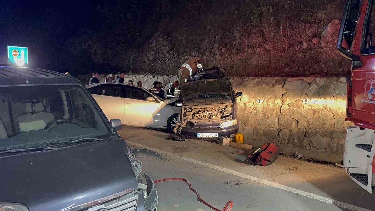Saat 01.00 sıralarında Gölyaka ilçesinde meydana gelen kazada Eren Ozata yönetimindeki otomobil ile Ali Bülbül yönetimindeki otomobil ve Samet Ali Kurt yönetimindeki hafif ticari araç zincirleme kazaya karıştı.