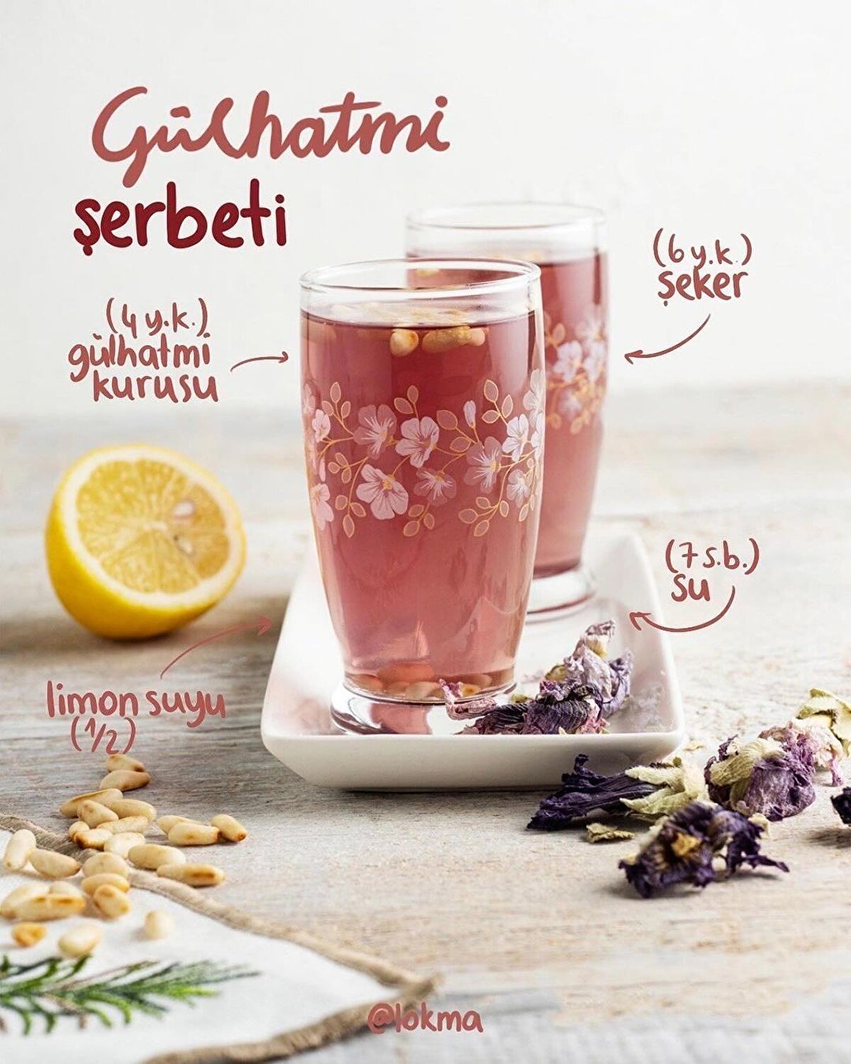 &#127819;G&#252;lhatmi ŞerbetiMalzemeler4 yemek kaşığı g&#252;lhatmi kurusu (hatmi &#231;i&#231;eği)6 yemek kaşığı toz şeker7 su bardağı su&#189; adet limonun suyuServis i&#231;in:1 yemek kaşığı dolmalık fıstıkHazırlanışı:-Bir tencerede hatmi &#231;i&#231;eği ve suyu 15 dakika kaynatıp s&#252;z&#252;n.-&#220;zerine şekeri ilave edip 5 dakika daha kaynatın. Ocaktan alıp limon suyunu ilave edin.-Dolapta en az 4 saat soğuttuktan sonra sotelenmiş dolmalık fıstık ile servis edin.