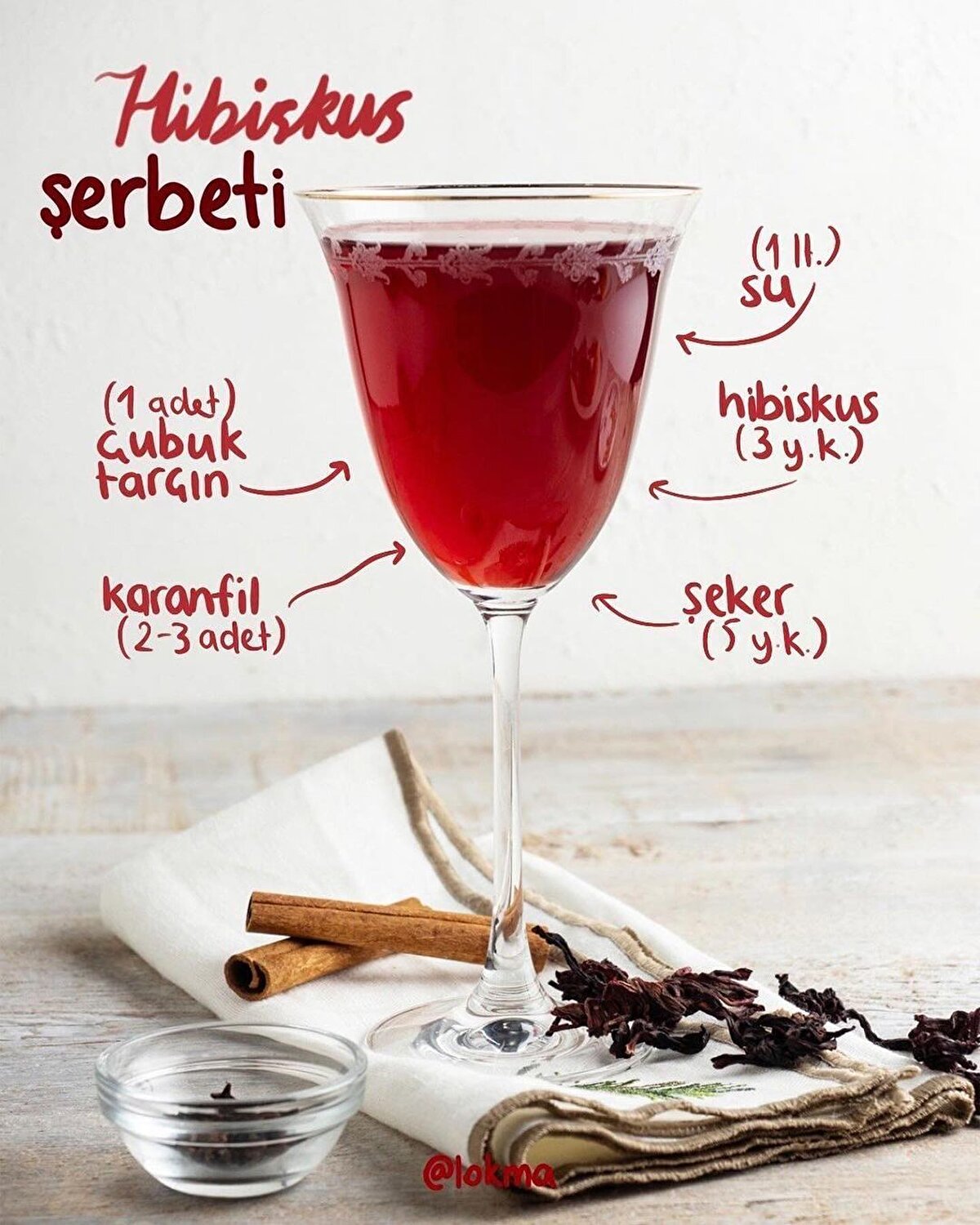 &#129348;Hibiskus ŞerbetiMalzemeler5 yemek kaşığı hibiskus6 yemek kaşığı toz şeker6 su bardağı su&#189; adet limon suyu (arzuya g&#246;re)Hazırlanışı:-Bir tencerede su ve şekeri kaynatın. Hibiskusu ilave edip 5 dakika daha kaynatın.-Arzuya g&#246;re limon suyunu ilave edin ve s&#252;zd&#252;r&#252;p soğuk olarak servis edin.