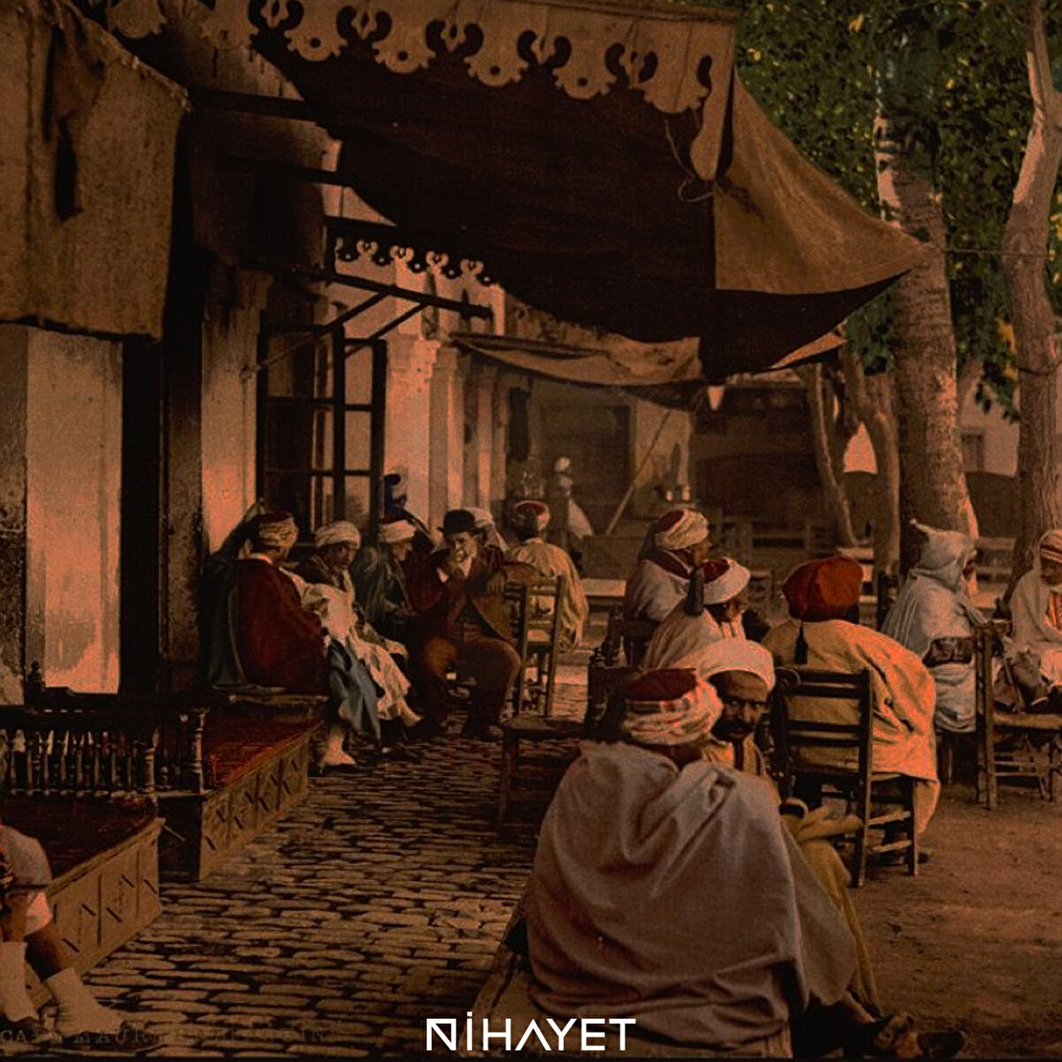 Hatta kadılar ve vezirler de boş zamanlarında gelip kahvehanede vakit geçirmiştir