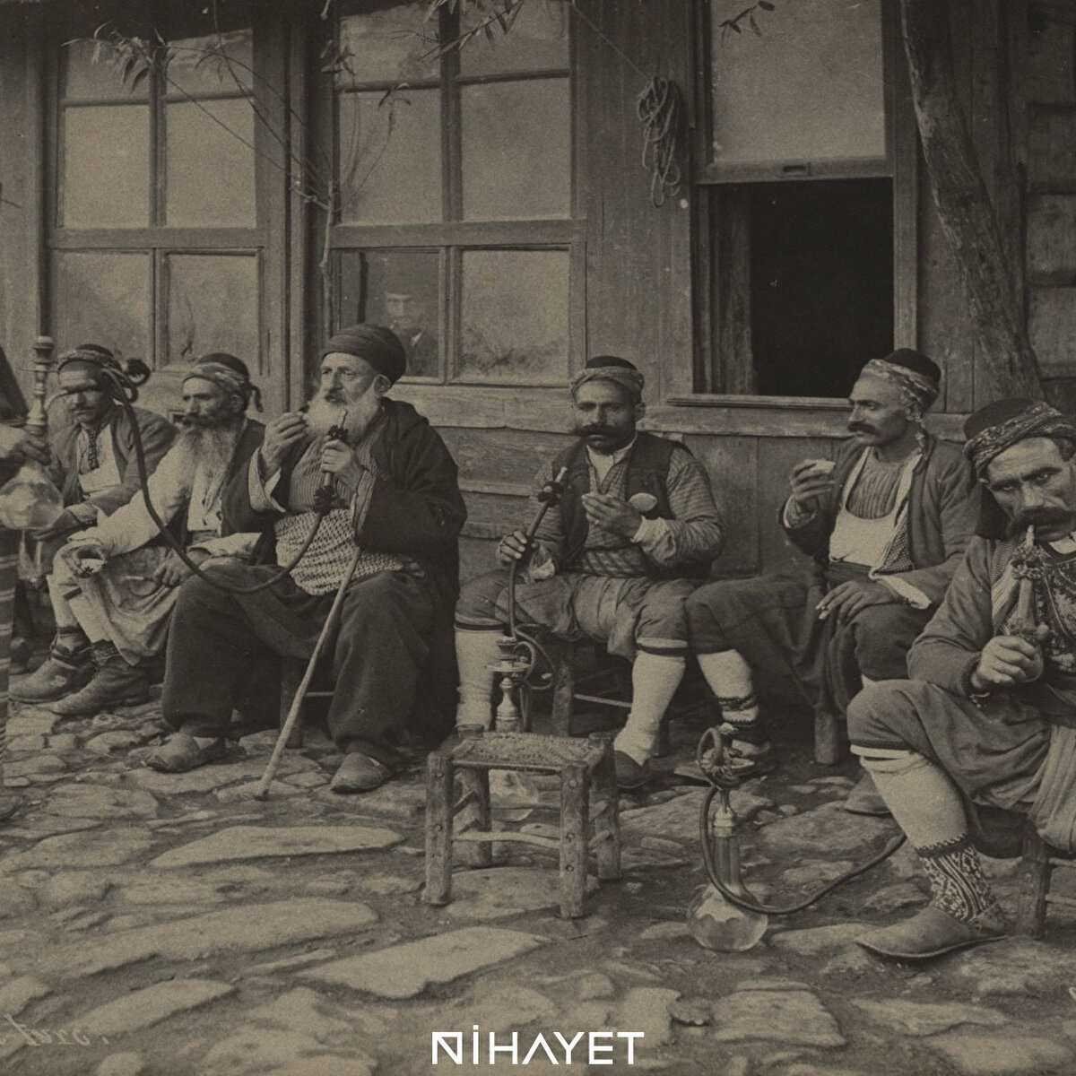 Osmanlı'da kahvehaneler, büyük demliklerin içinde kahveler piştiği, halkın her kesimine hitap ettiği ve kitapların okunduğu yerlerdi