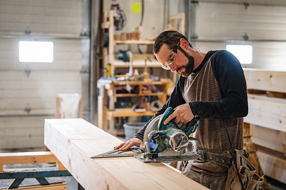 Araştırma kapsamında işverenler tarafından en fazla eleman aranan meslekler de belirlendi. En çok açık iş olan 10 meslek arasında, makineci (dikiş), garson, satış danışmanı, ahşap mobilya imalat ustası, temizlik görevlisi, gazaltı kaynakçısı, konfeksiyon işçisi, akaryakıt satış elemanı, ark kaynakçısı ve yük taşıma şoförü yer aldı.