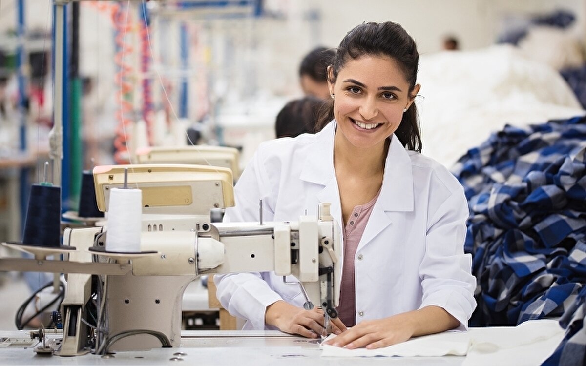 Açık işlerde en fazla aranan beceriler, "yeterli mesleki ve teknik bilgi" ve "iş tecrübesi" oldu.<br><br>Kadın iş gücü tercih edilen açık işlerde, makineci (dikiş), temizlik görevlisi, satış danışmanı, mutfak görevlisi, mantı ustası, ön muhasebeci, garson, konfeksiyon işçisi, aşçı ve okul öncesi öğretmeni meslekleri öne çıktı.