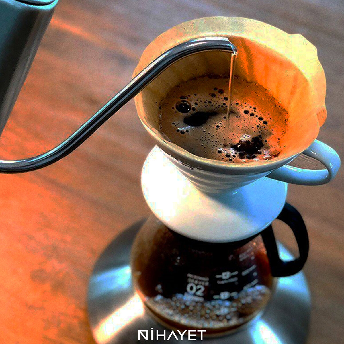 Ölçüsüne uyularak kahve damıtma mantığında demleniyor