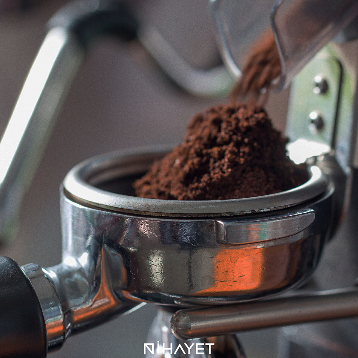 Kavrulmuş çekirdekler makinede çekiliyor