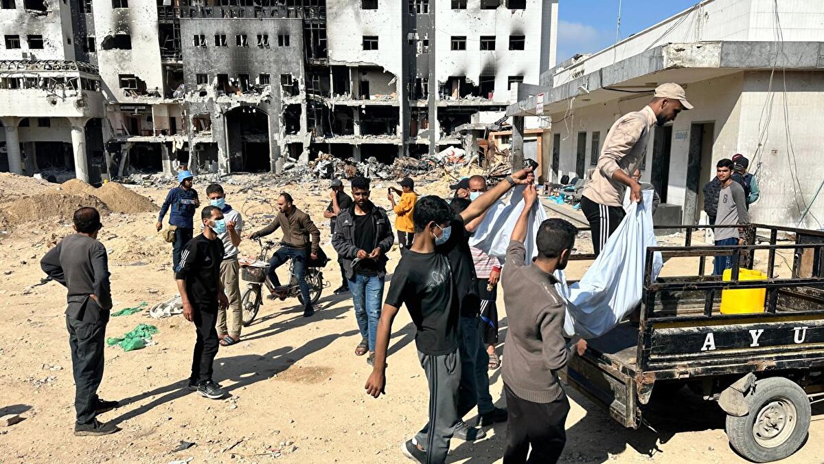 Videoda konuşan Sağlık Bakanlığı Acil Durum Komitesi Üyesi Mutasım Salah, "Şifa Hastanesinde ilk toplu mezar, hastanenin ön bahçesinde gömülü 10 cenazenin bulunmasının ardından ortaya çıktı. Bulunan cenazelerin bir kısmı çürümüş durumda, bir kısmı da vücut parçalarından ibaret ve bazı cesetler kadınlara ait." ifadesini kullandı.