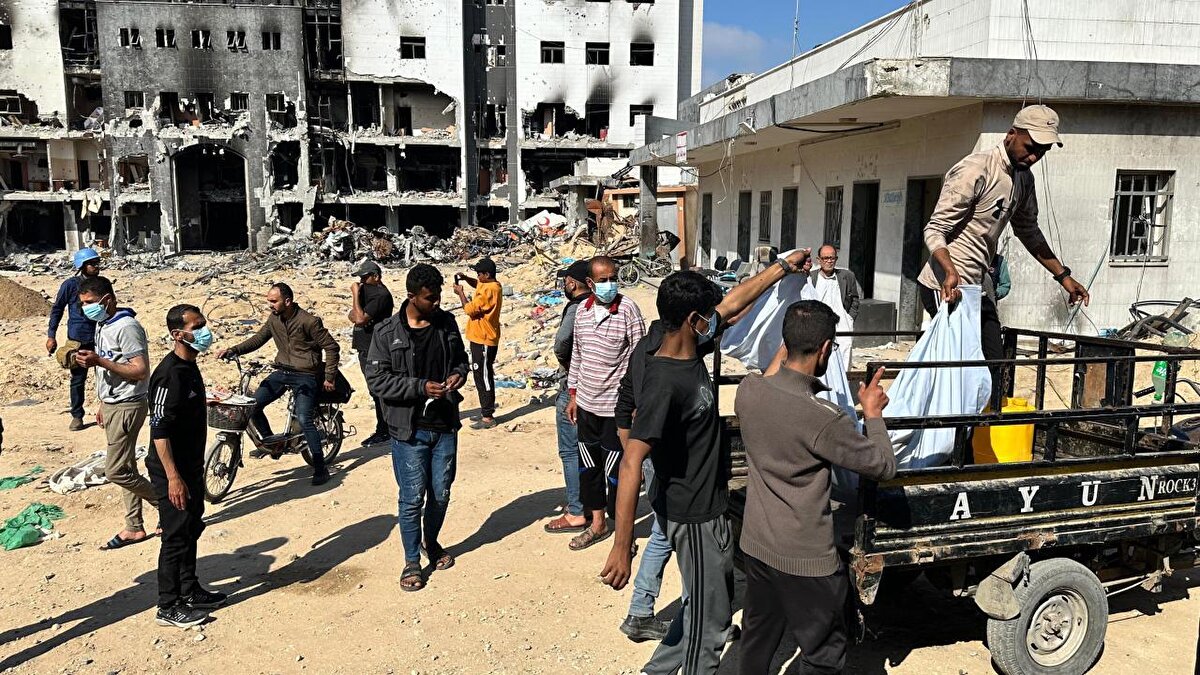 Gazze`deki hükümetin Medya Ofisinin yayımladığı videoda, İsrail askerlerinin baskın yaptığı Şifa Hastanesinde yapılan çalışmalara yer verildi.