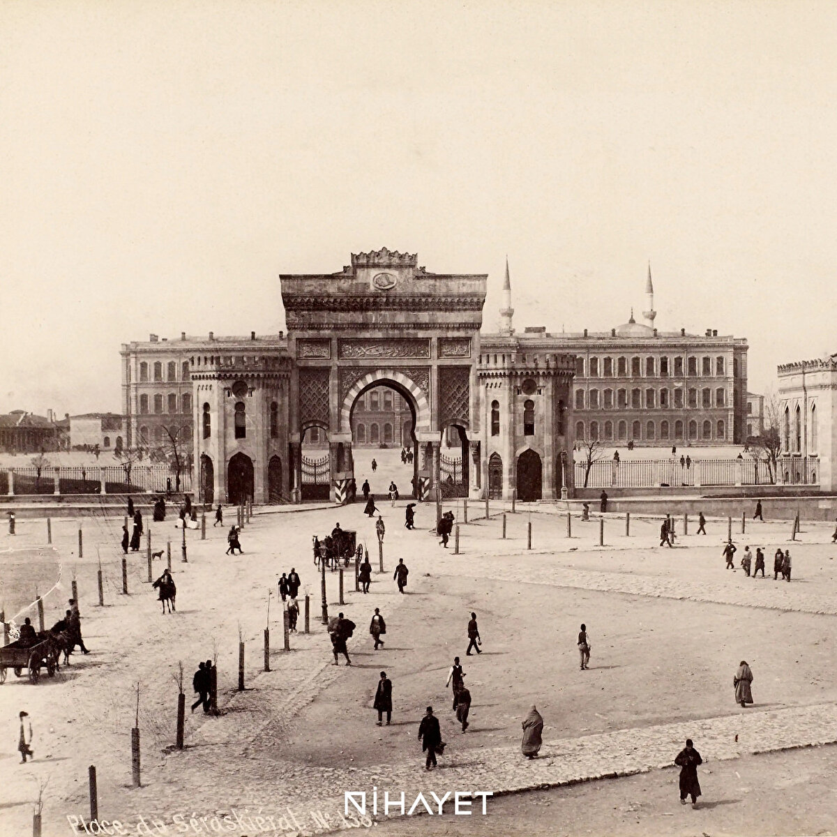 1585 yılında İstanbul Kadısına verilen bir emirde Atmeydanı'nın yılda bir kez ve Beyazıt Meydanı'nın ise ayda iki kez süpürtülmesi gerektiği görülmektedir.