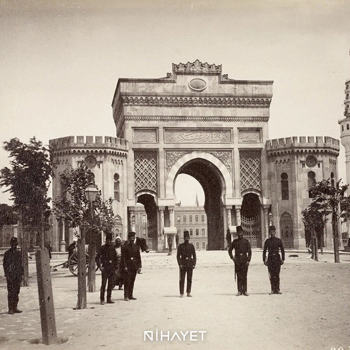 Külliyenin kurulduğu tarihten sonra, Eski Saray'ın duvarları ile kuzey sınırı çizilen ve külliyenin binaları arasında kalan bölgeye Beyazıt Meydanı denmiştir.