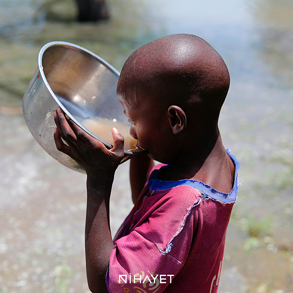 Ülke 200'den fazla etnik ve dilsel topluluğa ev sahipliği yapmaktadır. İslam (%51.8) ve Hristiyanlık (44.1%) en yaygın iki dindir.