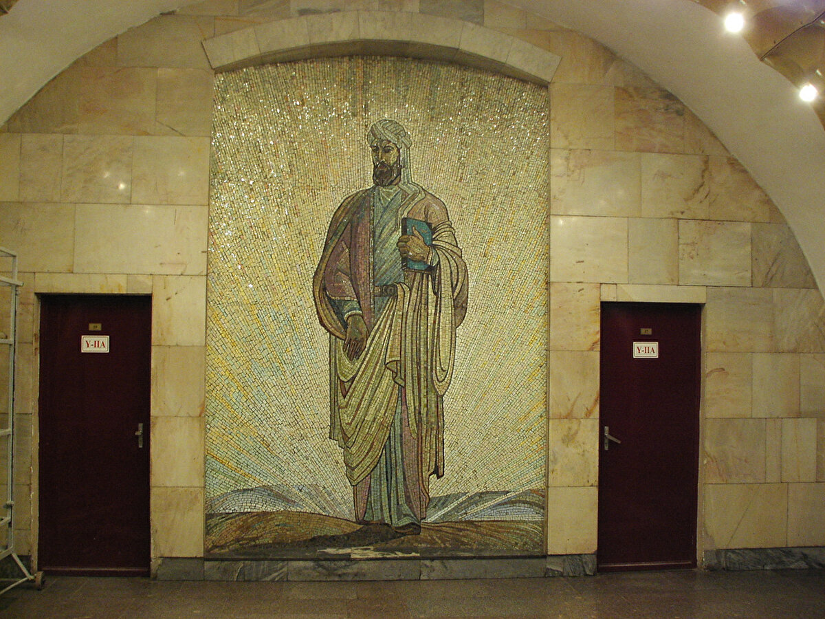 Pastel renklerde smalt mozaikten yapılmış büyük bir Nizâmî portresi, merkezî salondaki pitoresk dekorasyonu tamamlamaktadır.