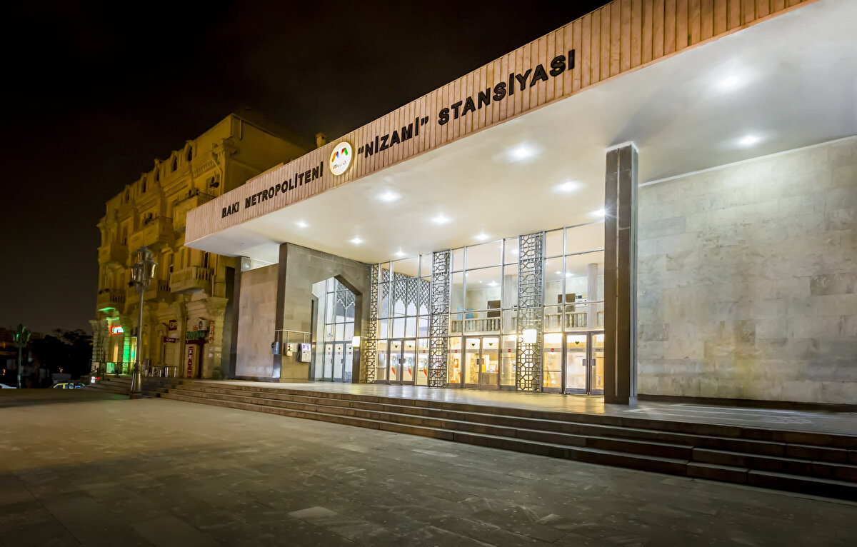 Dünyanın en güzel metro istasyonları listesinde yer alan bu metro istasyonu, SSCB Halk Mimarı akademisyen Mikayil Hüseynov'un projesi esas alınarak inşa edilmiştir. Metro istasyonu içindeki mozaiklerin oluşturulması ve işlenmesi ressam Mikayil Abdullayev'e aittir.