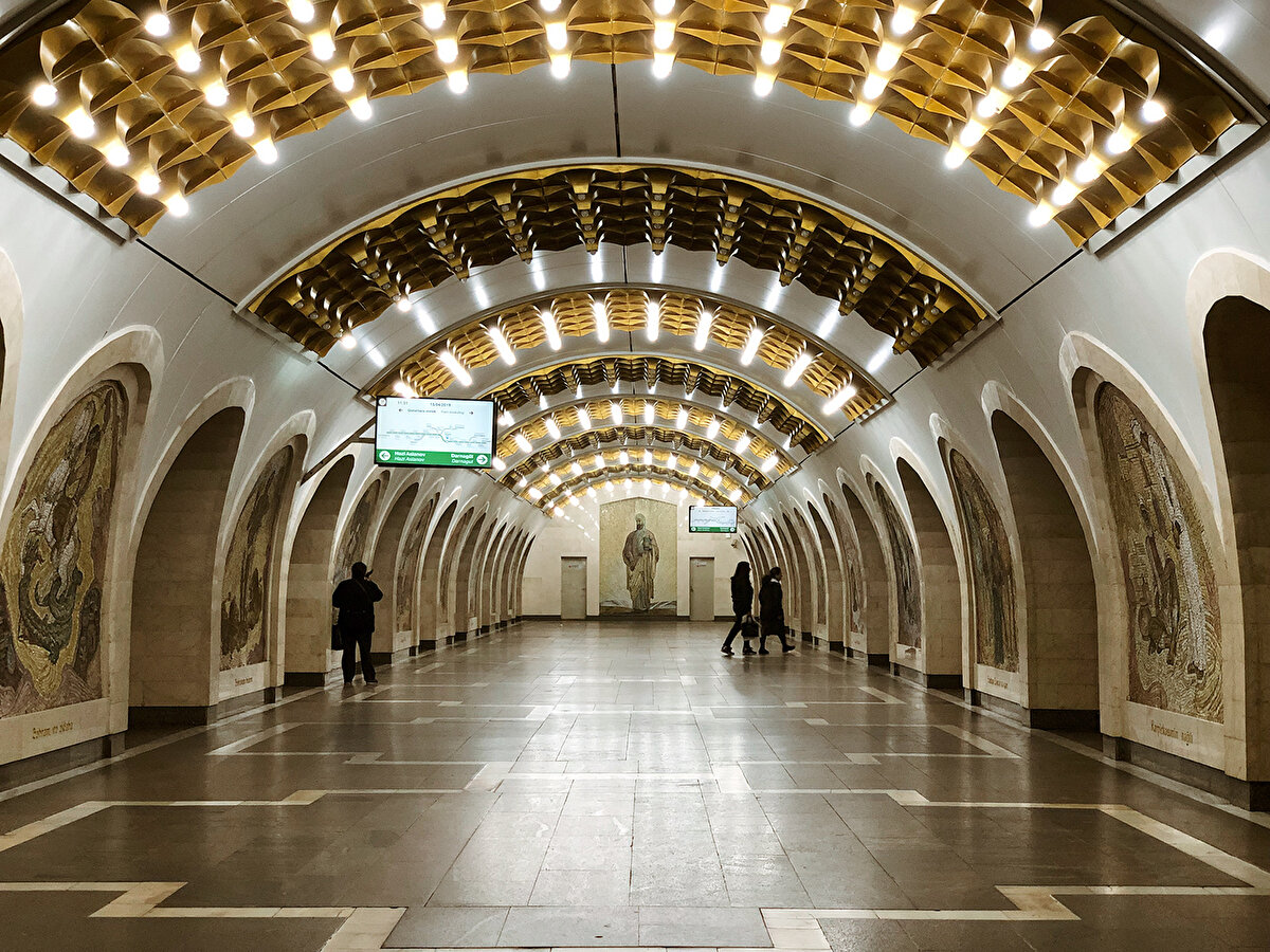 İstasyonda, Nizâmî’nin günümüze ulaşan tek eseri, 5 mesneviden ve yaklaşık 35.000 beyitten müteşekkil Hamse’sindeki (Mahzenü’l-Esrâr, Hüsrev ü Şîrîn, Leylâ vü Mecnûn, Heft Peyker ve İskendernâme) temalardan hareketle; "Dara'nın Ölümü", "Nüşabe ve İskender", "Yedi Âlim", "İskender ve Çoban", "Nakkaş Mani", "Fitne", "Behram'ın Cesareti", "Behram ve Ejderha", "Simnar'ın Faciası", "Baykuşların Sohbeti", "Kerpiç Döven İhtiyarın Hikâyesi ", "Sultan Sencer ve Yaşlı Kadın", "Hüsrev ve Şirin", " Bîsütun Dağı'nda Ferhad", "Ferhad ve Şirin", "Leyla ve Mecnun", "Mecnun ve Babası" ve "Leyla'nın Mezarı Üzerinde" sahneleri, 18 renkli mozaik panoda tasvir edilmiştir.