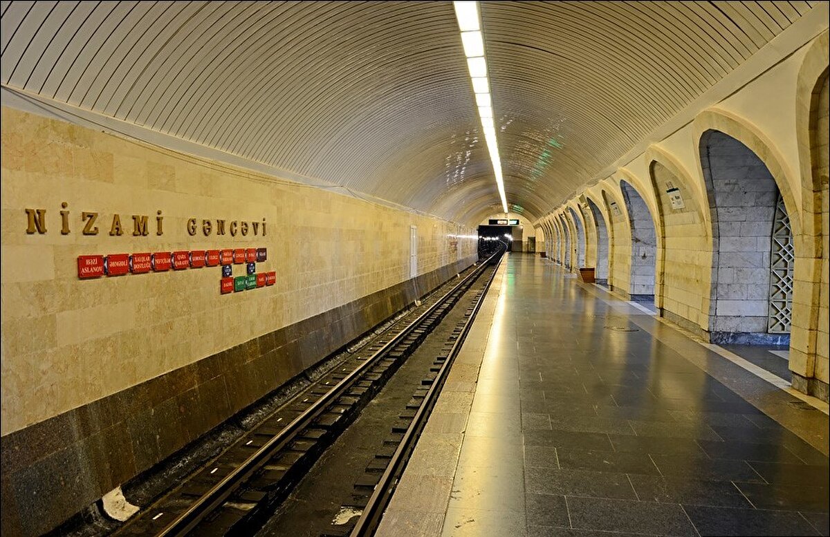 Revaklarda yer alan mozaik panellerdeki sahne açıklamaları ilkin Kiril alfabesiyle yazılmışken, 2017’de istasyonun yeniden inşasıyla birlikte, mozaikler restore edilmiş ve tüm açıklamalar da Latin alfabesine çevrilmiştir.